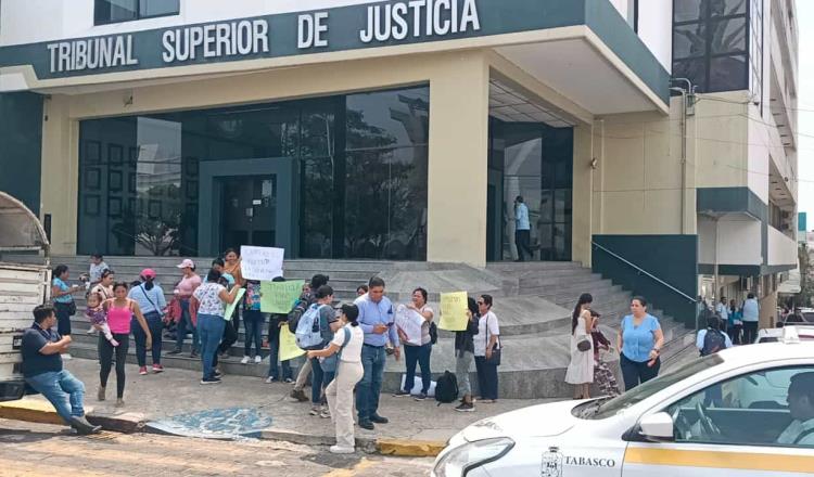 Familiares y amigos de mujer acusada de pederastia protestan frente al TSJ