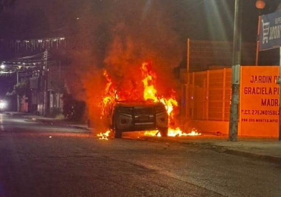 Reportan quema de una camioneta en Dos Montes frente a un jardín de niños