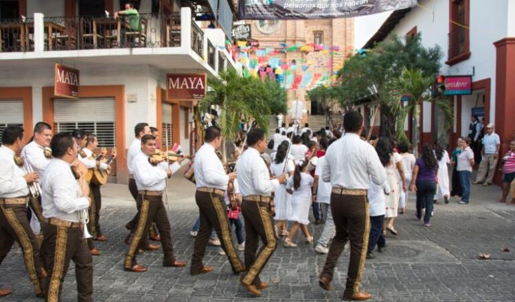 Llevan serenata a restaurante en Jalisco que pretende ser cerrado por vecinos de EE.UU.