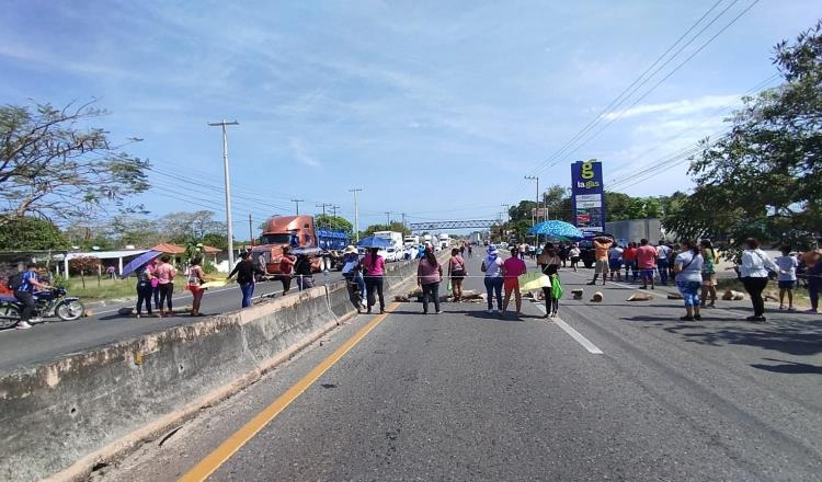 Por 5 horas bloquean la Villahermosa - Frontera por falta de luz en primaria
