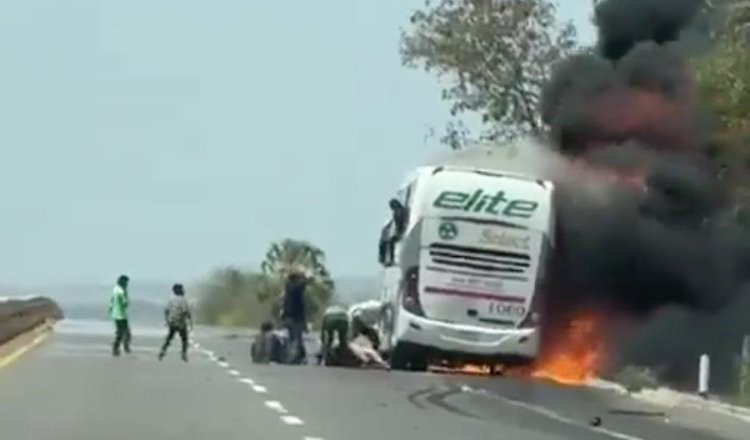 Un saldo de tres muertos y cinco heridos dejó el incendio de un autobús de pasajeros en Sinaloa