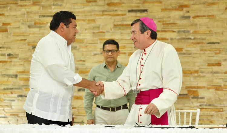 May promete alcanzar la paz para Tabasco tras firmar acuerdo con Diócesis