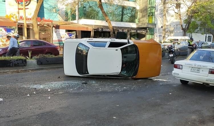 Vuelca carro sobre Paseo Tabasco en aparatoso accidente