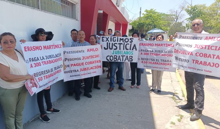 Protestan extrabajadores del Cobatab, exigen restituciones y pago de jubilaciones