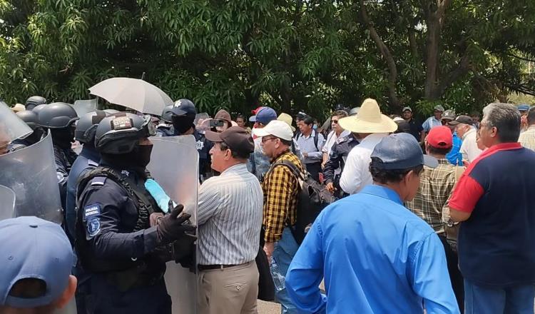 Desalojan con antimotines nueva protesta de extrabajadores de Pemex en puente Los Monos