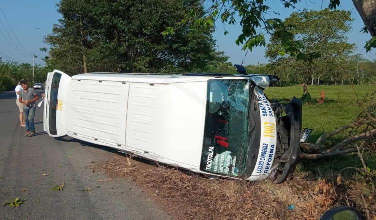 Un herido deja volcadura de unidad del transporte público en carretera de Tacotalpa