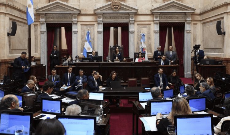 Senadores argentinos aprueban aumentarse el sueldo pese a crisis económica que atraviesa el país