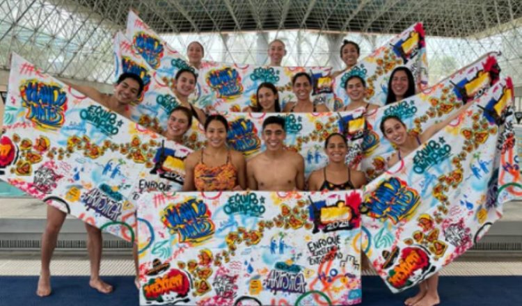 Equipo mexicano de natación artística vende toallas para reunir recursos para París 