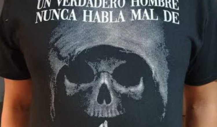 Critican a Morena por playera de la Santa Muerte y leyenda de AMLO