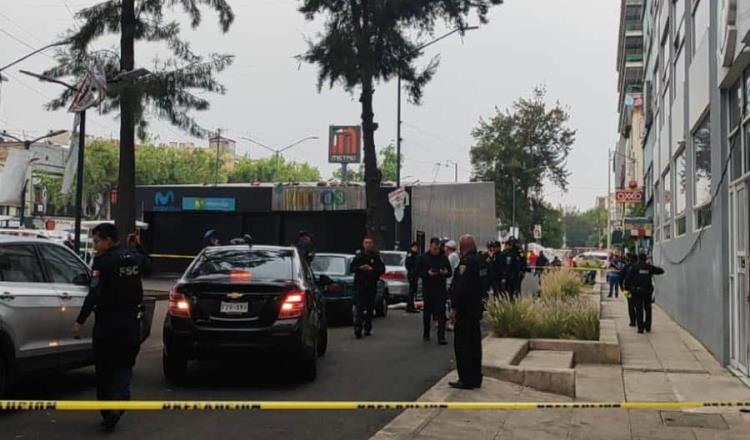 Muere hombre apuñalado afuera del Metro Revolución en la CDMX