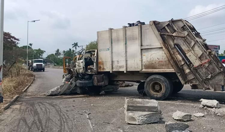 Un herido, daños y cierre de carretera a Nacajuca, deja choque de recolector de basura