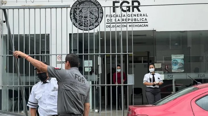 Sujetos armados roban camión con 23 toneladas de dulces en Michoacán