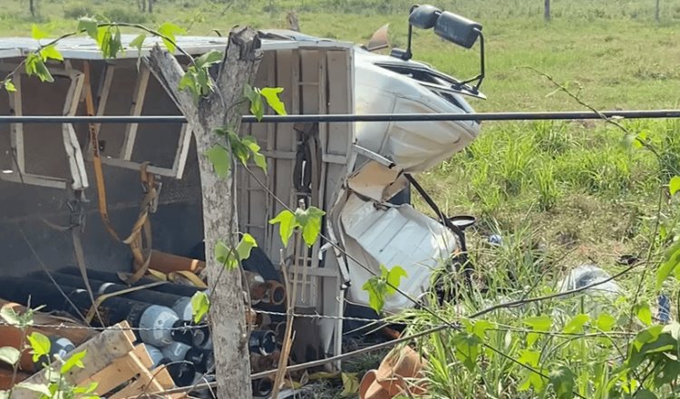 Vuelca camión tortón que transportaba tanques de oxígeno sobre la vía corta Comalcalco-Cunduacán