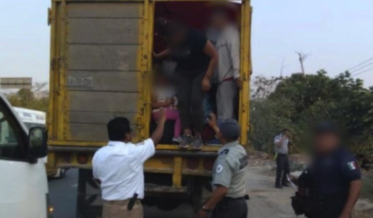 Localizan a 85 migrantes hacinados en contenedor de camión en Macuspana