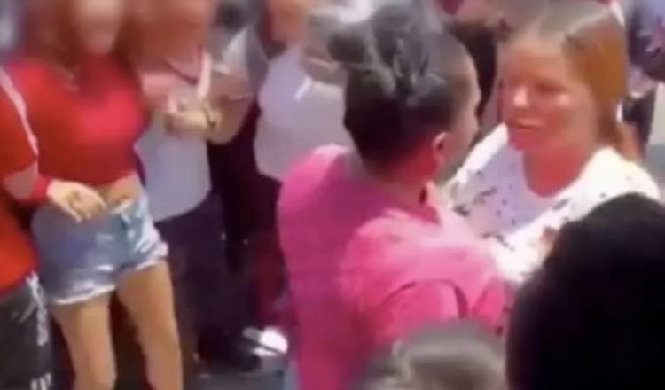 Mamás se agarran a golpes afuera de secundaria de Jalisco