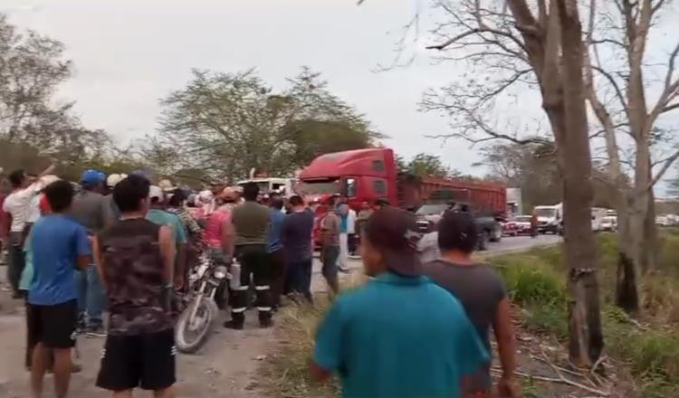 Fonatur y Tren Maya incumplen con obra y pobladores cierran por más de 4 horas la Escárcega-Chetumal