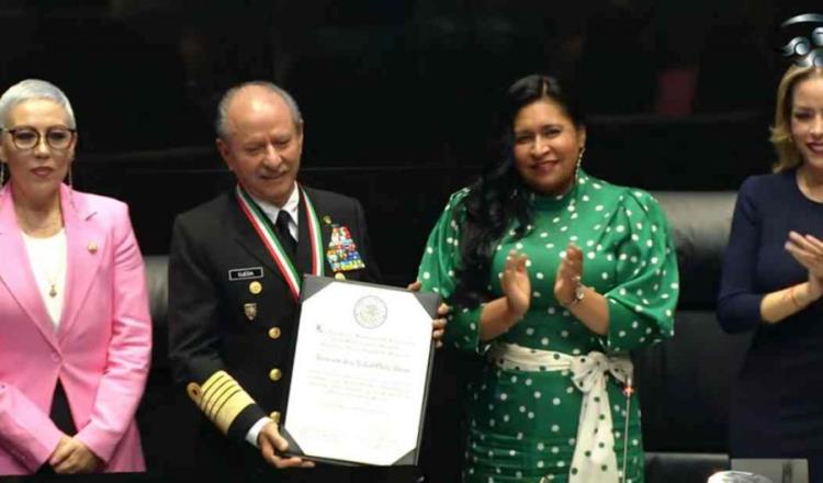 Entrega Senado Medalla de Honor "Armada de México" al secretario de Marina