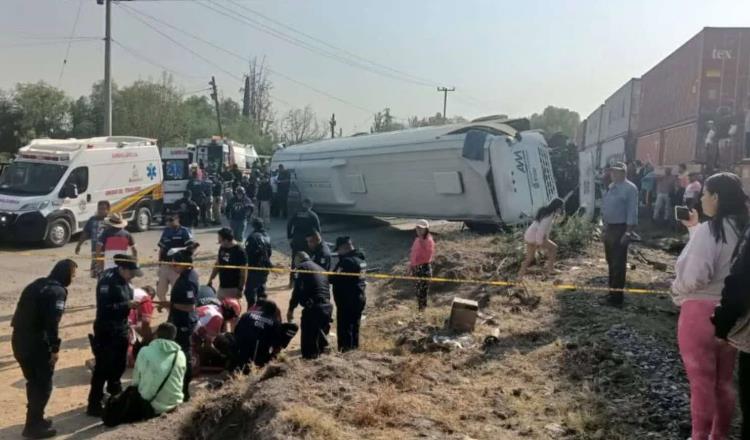 Autobús intenta ganarle paso a tren y es arrollado en Hidalgo; hay 1 muerto y 5 heridos