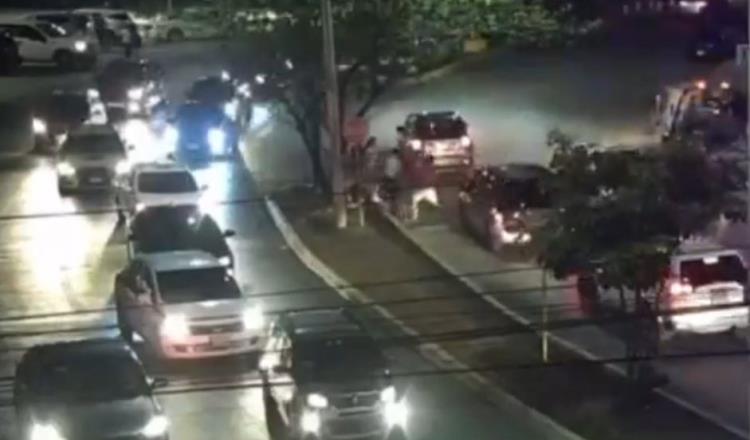 Agente de tránsito en Cancún golpea a conductor; elemento ya fue separado del cargo