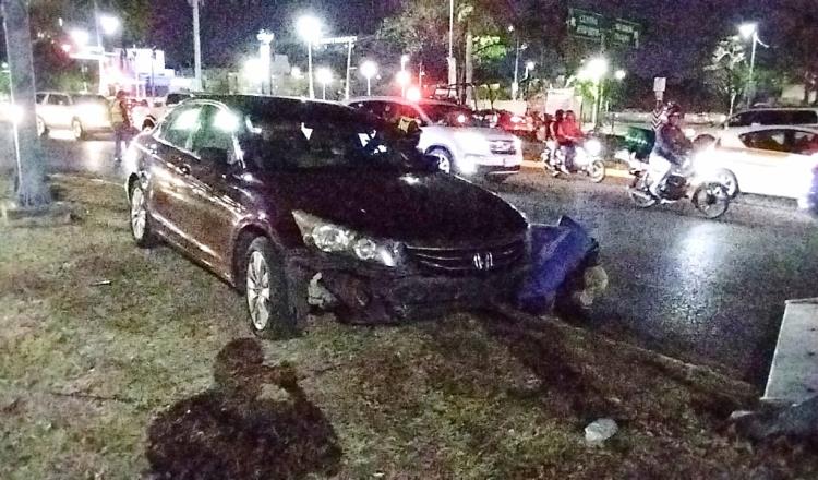 Impacta contra señalética en Paseo Tabasco y es detenido