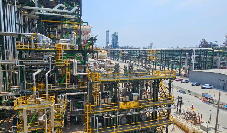 AMLO destaca que refinería Olmeca se construyó en menos tiempo y costo del mundo