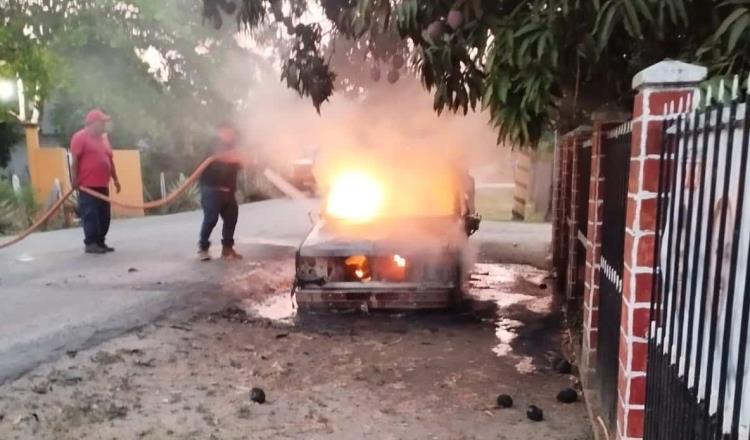 Queman camioneta y dejan manta con amenazas en Cunduacán 