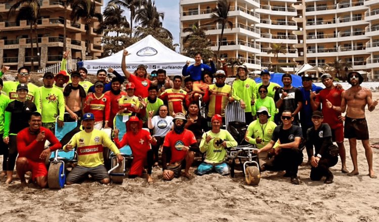 Surfeando sonrisas: Fundación mexicana que empodera a pcd a través de deportes acuáticos