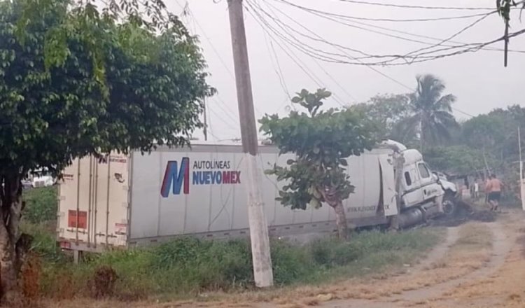 Tráiler choca contra poste de luz en la Frontera-Ciudad del Carmen