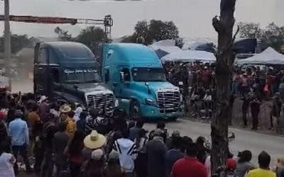 Mueren 3 personas en arrancones de tráileres en Hidalgo