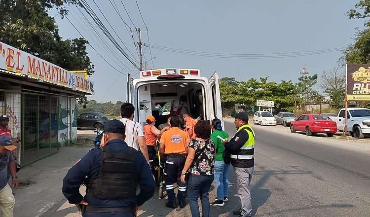 Pasajeros de motocicleta quedan heridos tras accidente en la carretera a Río Viejo