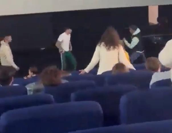 Boxeador español golpea a hombre en sala de cine; asegura que estaba agrediendo a una mujer