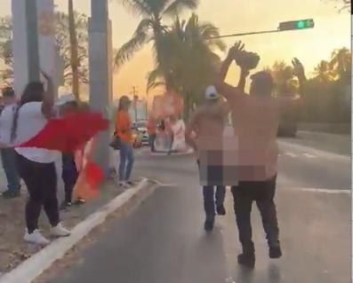 Hombres se bajan los pantalones para apoyar a MC en Colima