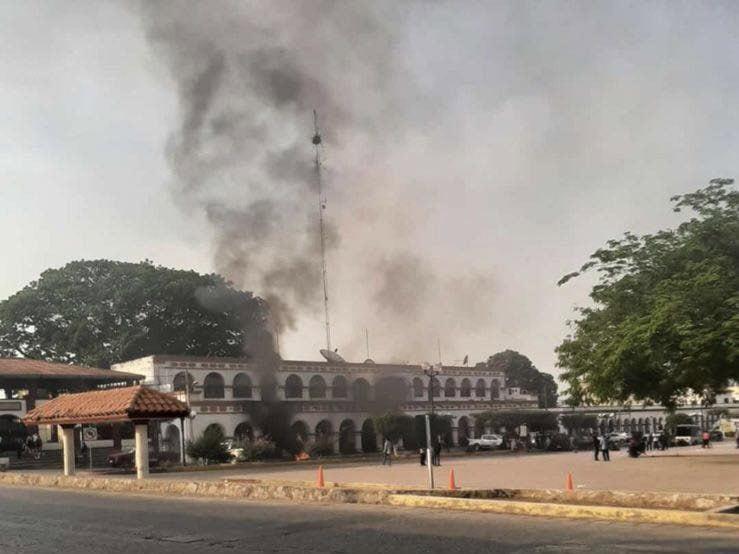 Con quemas, se manifiestan en Palacio Municipal de Chiapa de Corzo