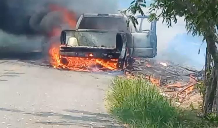 Se incendia camioneta por cortocircuito en Teapa