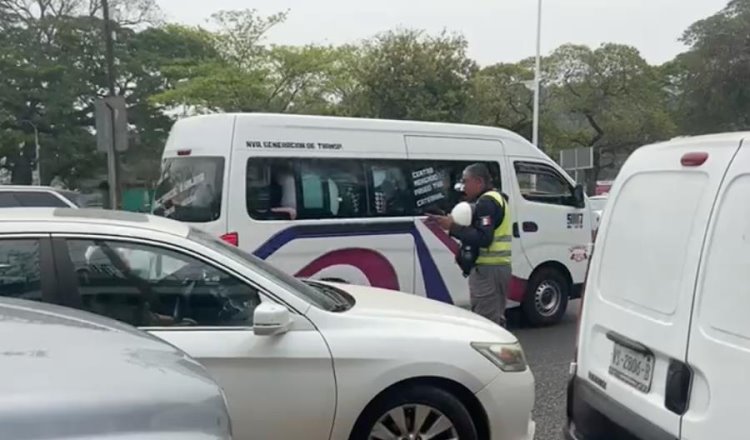 Evento y falta de tránsitos desquician tráfico en Ruiz Cortines y Paseo Tabasco