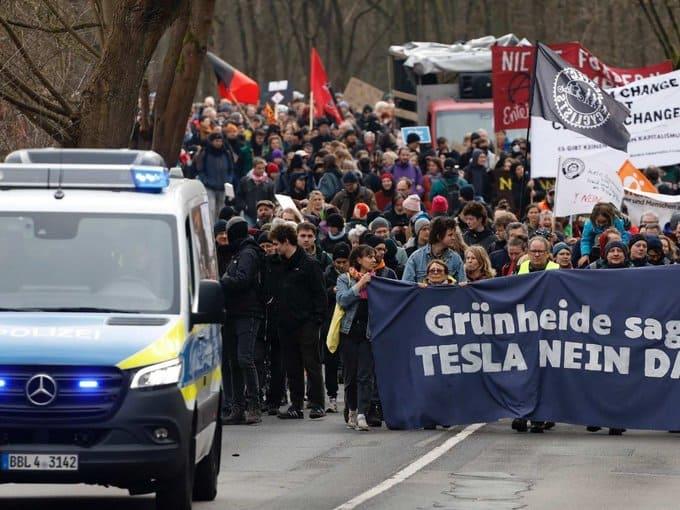Protestan en Berlín contra expansión de fábrica de Tesla