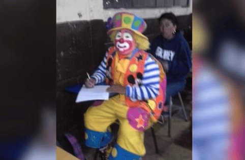 Joven en Guatemala presenta examen vestido de payaso