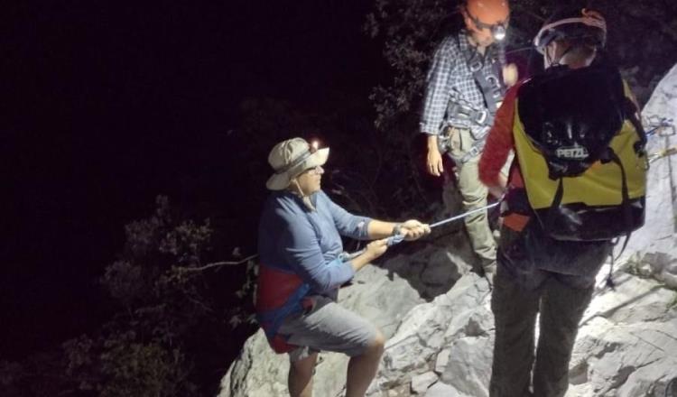 Rescatan en Nuevo León a personas atrapadas en cueva de Santa Catarina