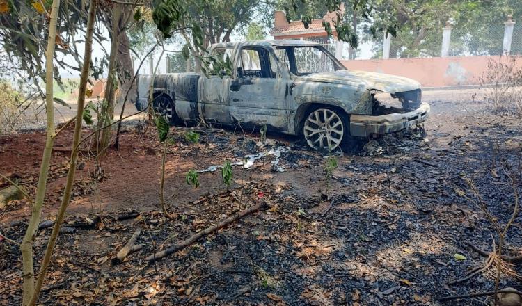 Incendio en pastizales de Macuspana alcanza camioneta