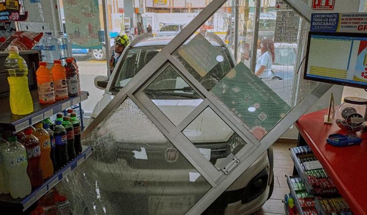 Automovilista termina dentro de tienda en Querétaro tras confundirse de pedales 