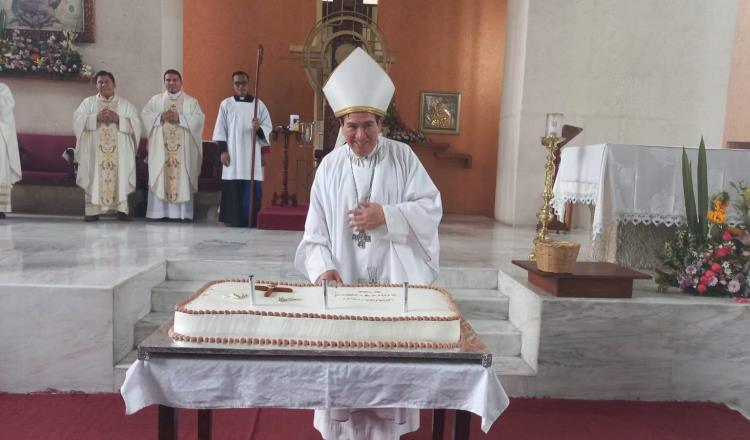 Con mariachi y pastel, celebran cumpleaños de Obispo de Tabasco en Catedral