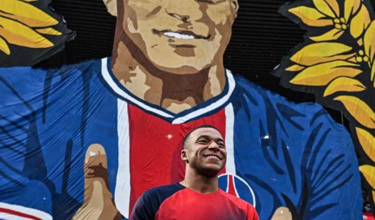 Entre cánticos, Mbappé se despide de la afición del PSG