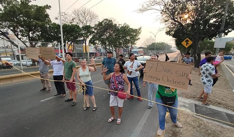 Por falta de energía durante 7 días, habitantes de Casa Blanca bloquean Ruiz Cortines por casi 4 horas