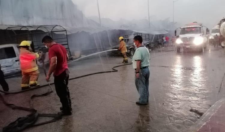 ¡Arde mercadito de Tacotalpa! Fuego consume locales