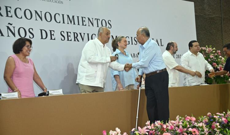 Reconoce gobierno a maestros con 30 y 40 años de servicio