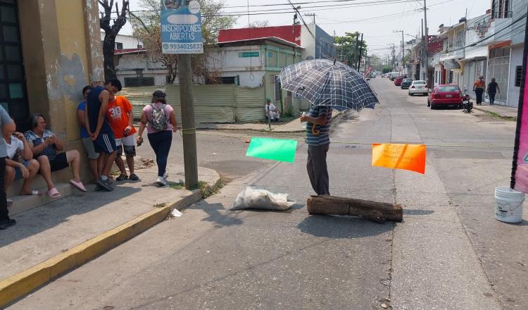 Habitantes bloquean calles de Atasta por falta de luz