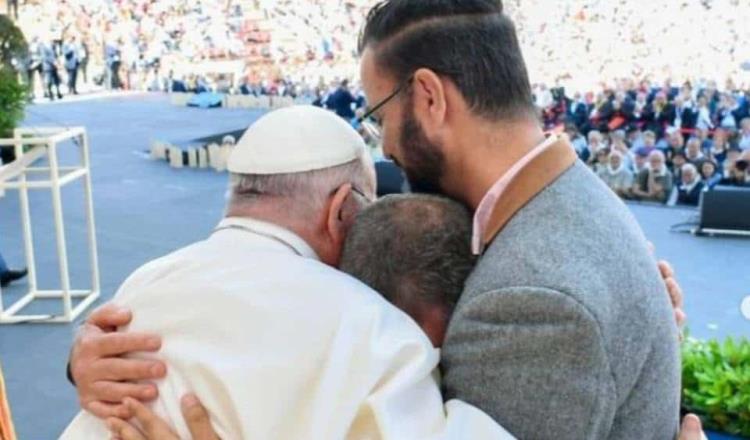 Abraza Papa Francisco a un israelí y a un palestino víctimas de guerra