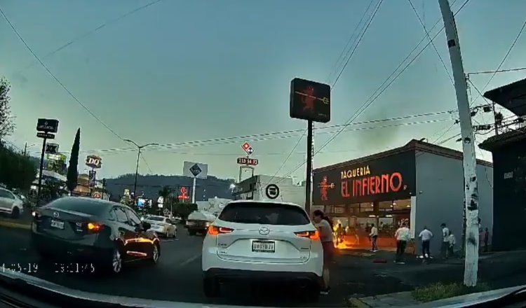 Captan riña entre mariachis y "tragafuegos" en Morelia