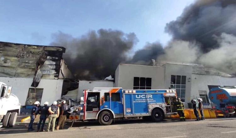 Fuerte incendio consume bodegas de parque industrial en Querétaro