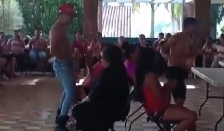 Candidato del PAN contrata strippers para mitin, en Ziracuaretiro, Michoacán